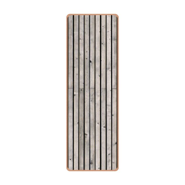 Yogamatte Kork - Holzwand mit schmalen Leisten schwarz weiß