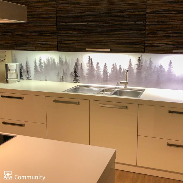 Küchenrückwand Motiv Nebel im Tannenwald Schwarz-weiß
