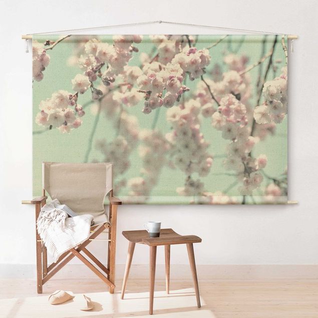 Moderne Wandteppiche Kirschblütentanz auf Leinenstruktur