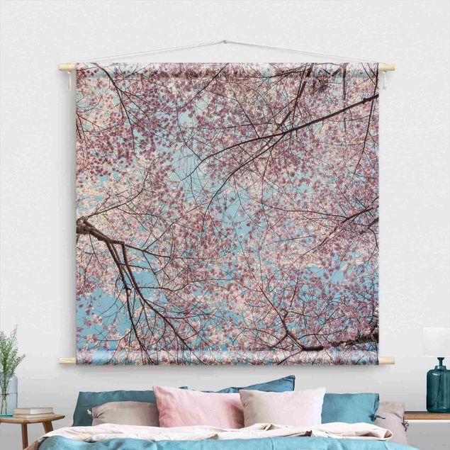 Wandbehang Stoff Kirschblütenzweige vor blauem Himmel