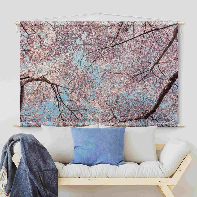 Wandbehang Stoff Kirschblütenzweige vor blauem Himmel