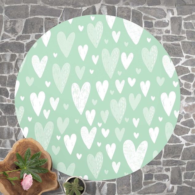 Kinderteppich Kleine und große gezeichnete Weiße Herzen auf Grün