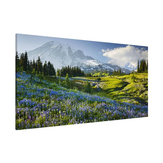 Magnettafeln Natur Bergwiese mit blauen Blumen vor Mt. Rainier
