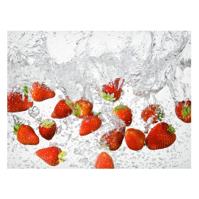 Magnettafel Design Frische Erdbeeren im Wasser