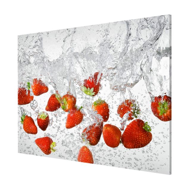 Magnettafel - Frische Erdbeeren im Wasser - Memoboard Querformat
