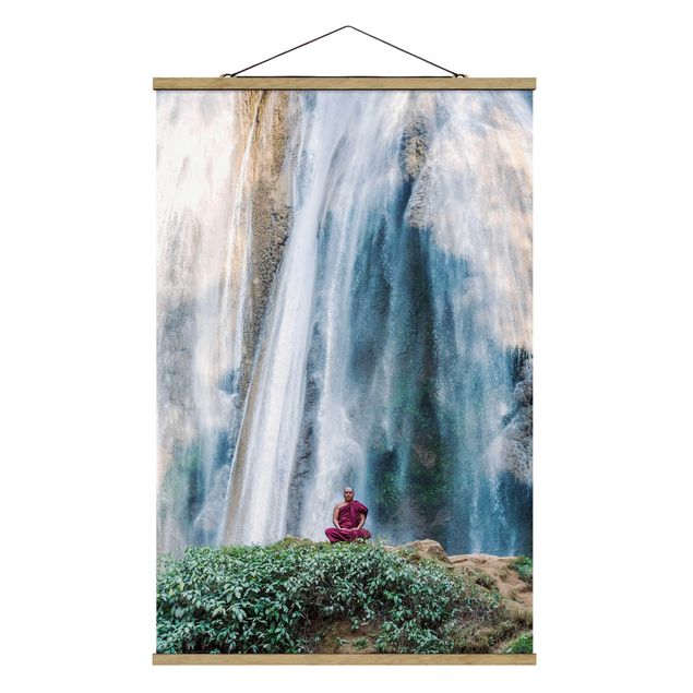 Stoffbild mit Posterleisten - Mönch am Wasserfall - Hochformat