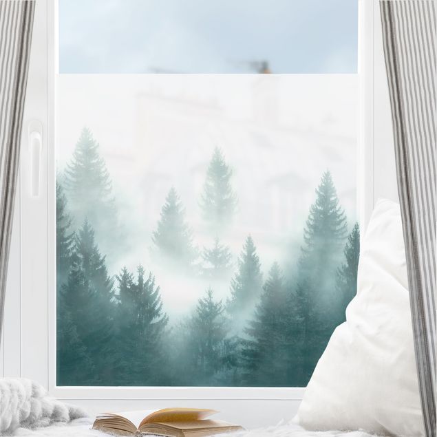 bunte Fensterfolie Nadelwald im Nebel