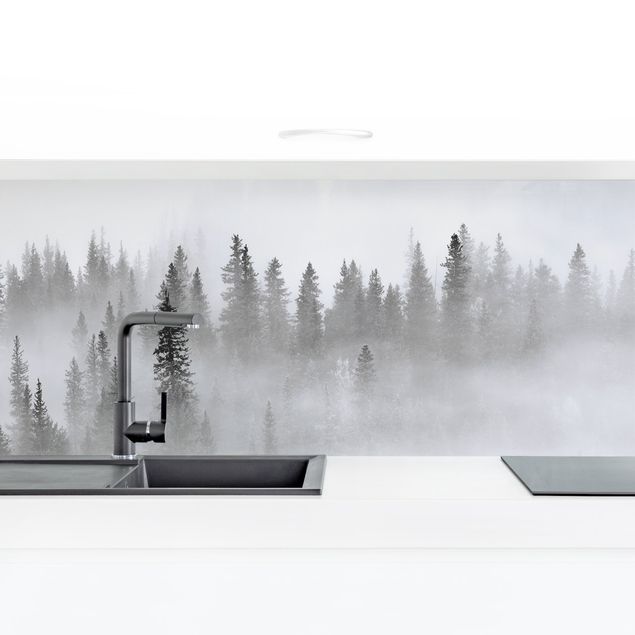 Platte Küchenrückwand Nebel im Tannenwald Schwarz-weiß
