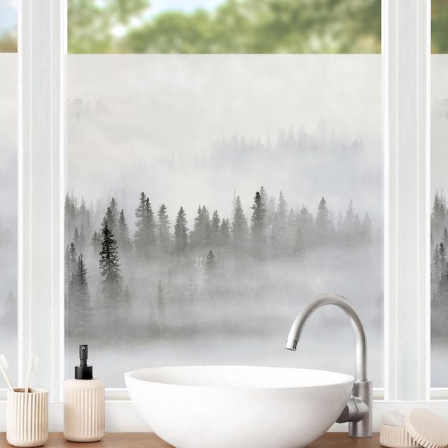 bunte Fensterfolie Nebel im Tannenwald Schwarz-Weiß