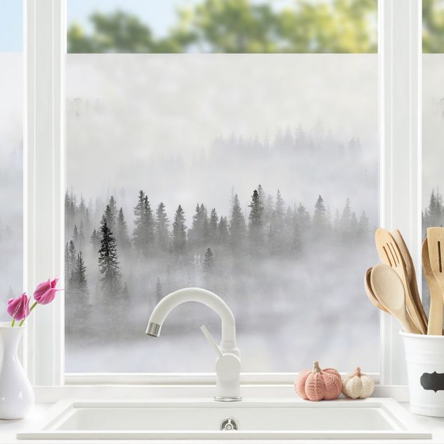 Klebefolie Fenster Nebel im Tannenwald Schwarz-Weiß