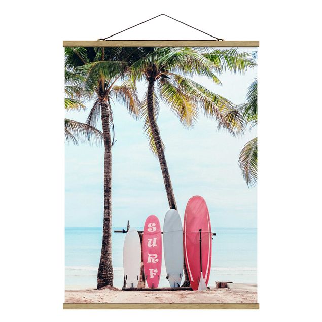 Stoffbild mit Posterleisten - Rosa Surfboards unter Palmen - Hochformat 3:4