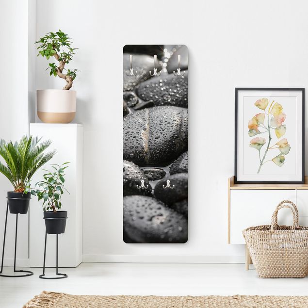 Wandgarderobe mit Motiv Schwarze Steine im Wasser