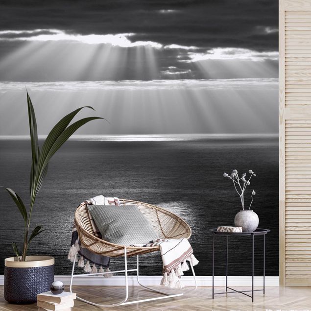 Tapeten Wohnzimmer modern Sonnenstrahlen über dem Meer Schwarz-Weiß