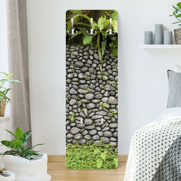 Garderobe Landhausstil Steinwand mit Pflanzen