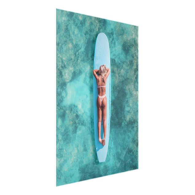 schöne Bilder Surfergirl auf Blauem Board