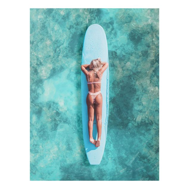Glas Wandbilder Surfergirl auf Blauem Board
