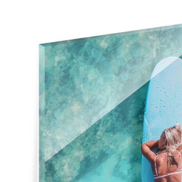 Glasbild - Surfergirl auf Blauem Board - Hochformat