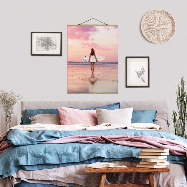 Stoffbilder mit Posterleisten Surfergirl mit Board im Abendrot