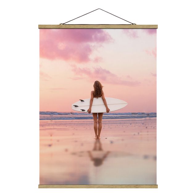Stoffbild mit Posterleisten - Surfergirl mit Board im Abendrot - Hochformat 3:4