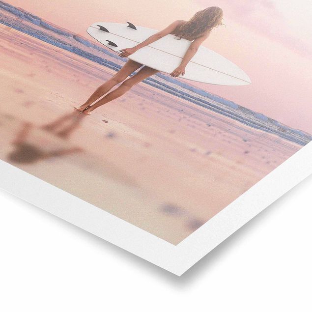 Poster Surfergirl mit Board im Abendrot