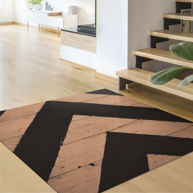 Teppich schwarz Symmetrie auf Holzbalken