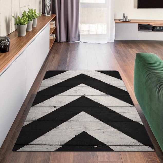 Teppich schwarz Symmetrie auf Holzbalken Weiß