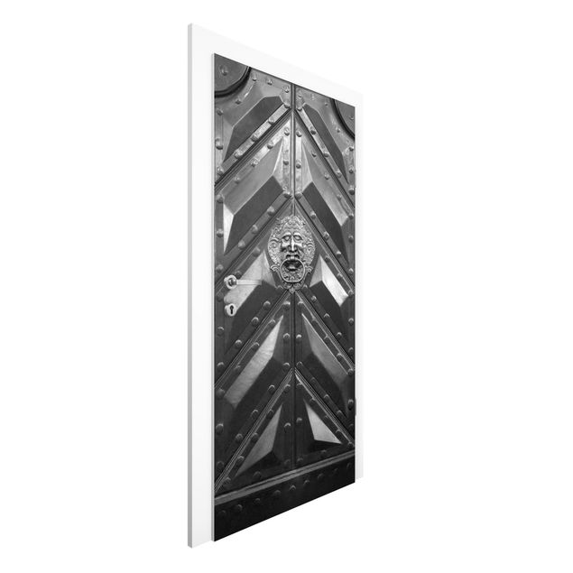 Tapete selbstklebend Alte Tür aus Stahl mit Löwenkopf Türklopfer