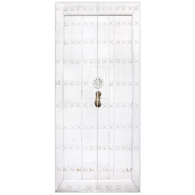 Türtapete - Mediterrane weiße Holztür mit verzierten Beschlägen