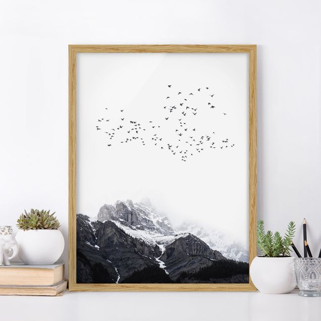 Moderne Bilder mit Rahmen Vogelschwarm vor Bergen Schwarz Weiß
