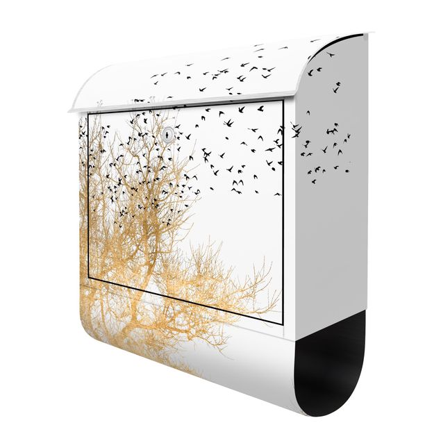 Design Briefkasten Vogelschwarm vor goldenem Baum