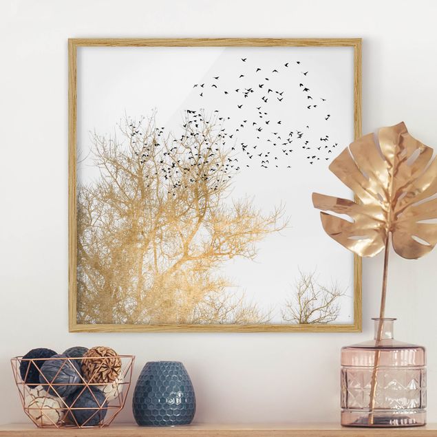 Moderne Bilder mit Rahmen Vogelschwarm vor goldenem Baum