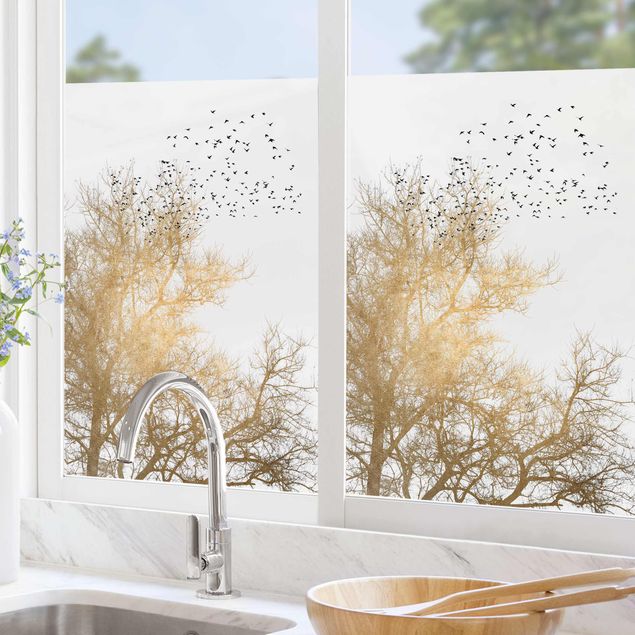 bunte Fensterfolie Vogelschwarm vor goldenem Baum