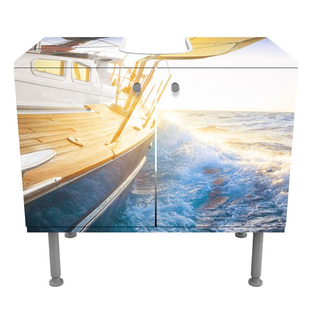 Waschbeckenunterschrank Motiv Segelboot auf blauem Meer bei Sonnenschein