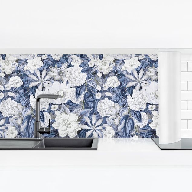 Küchenrückwand - Weiße Blumen vor Blau