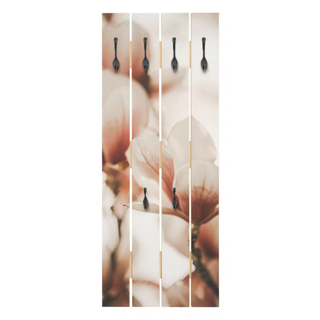 Wandgarderobe Holzpalette - Zarte Magnolienblüten im Lichtspiel