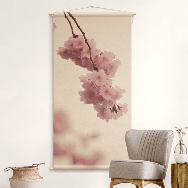 Wandteppich groß Zartrosane Frühlingsblüte mit Bokeh
